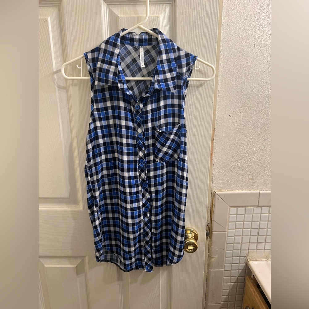 Women’s plaid sleeveless with collar long shirt button down